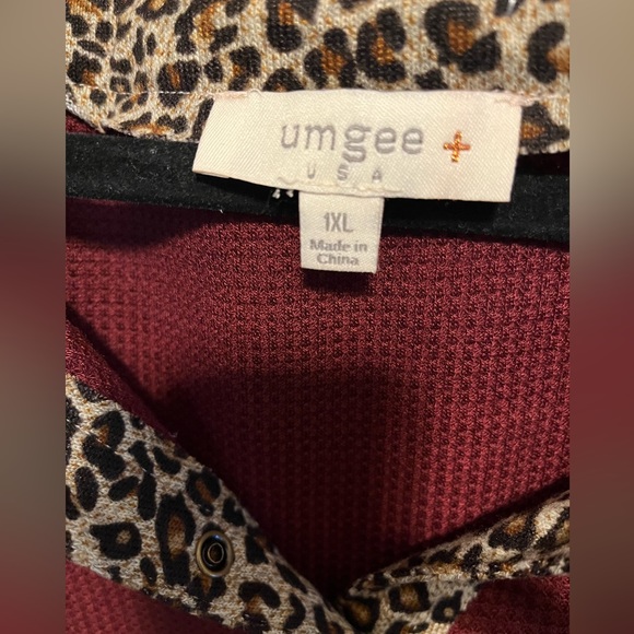 umgee 1XL crimson top with leopard print detail. - Picture 2 of 4